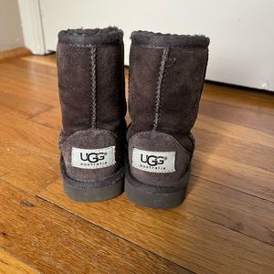 Kids Ugg Boots, Chocolate Brown, size toddler 6.
